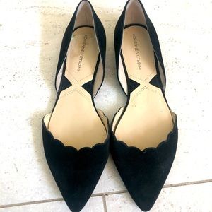 Black pointed ballet flats.